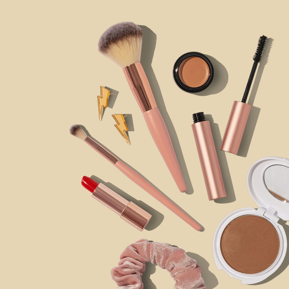 Selección ilustrativa de maquillaje y brochas