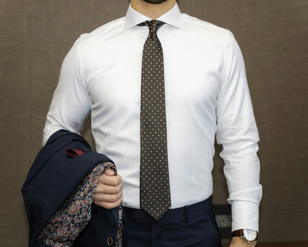Inspiración de moda masculina: camisa blanca y corbata